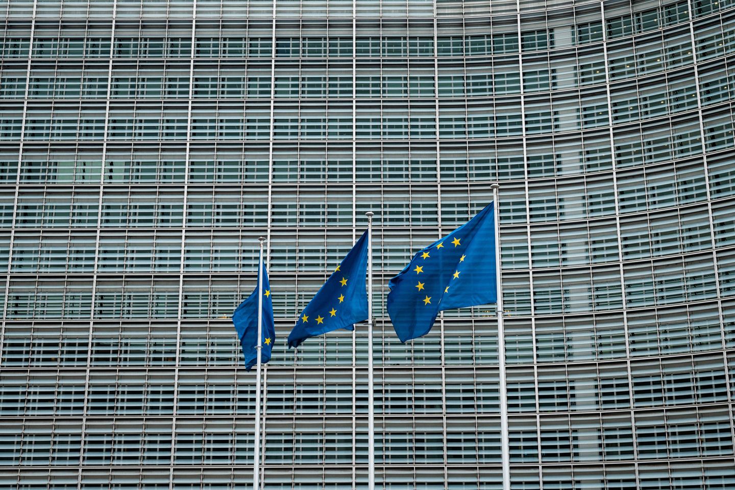 EU-Gebäude „Le Berlaymont“ in Brüssel. Die Behörde will dafür sorgen, dass Europa bei kritischen Rohstoffen unabhängiger wird. Dafür hat sie nun einen Entwurf vorgelegt