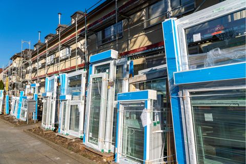 Älteres Mehrfamilienhaus ist eingerüstet: Es bekommt eine Wärmedämmung und neue Fenster