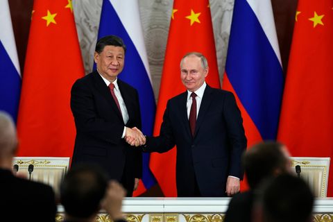 Die Präsidenten von China und Russland, Xi Jinping und Wladimir Putin, beim Handschlag nach Gesprächen im Kreml-Palast.