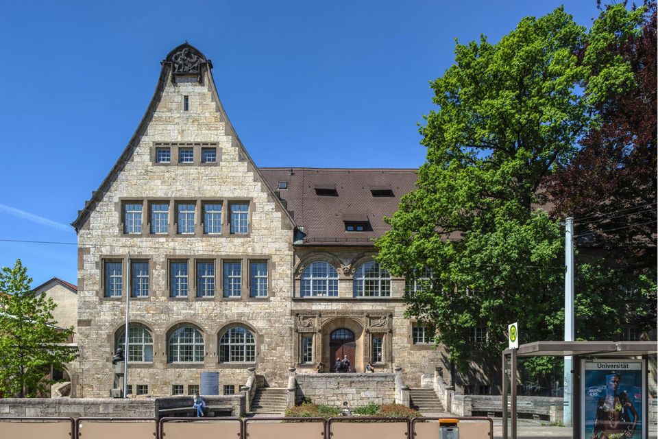 StudyCheck, nach eigenen Angaben das reichweitenstärkste Bewertungsportal für Studiengänge in Deutschland, hat die beliebtesten Universitäten 2023 gekürt. Dafür wurden die 2022 auf der Plattform abgegebene Sternebewertung sowie die Weiterempfehlungsrate zu einem Scorewert zusammengefasst. Die Friedrich-Schiller-Universität Jena belegte mit 8,63 von 10,00 möglichen Punkten den zehnten Platz. Die 1558 gegründete Bildungseinrichtung zählte den Angaben zufolge zuletzt 17.604 Studierende, 380 Professoren und 163 Studiengänge. Die höchste Weiterempfehlungsrate (100 Prozent) erzielte demnach der Bachelor of Science in Wirtschaftswissenschaften. Es folgten Psychologie und Englisch auf Lehramt. Thüringen war als einziges Bundesland neben Bayern und Baden-Württemberg in den Top 10 vertreten.