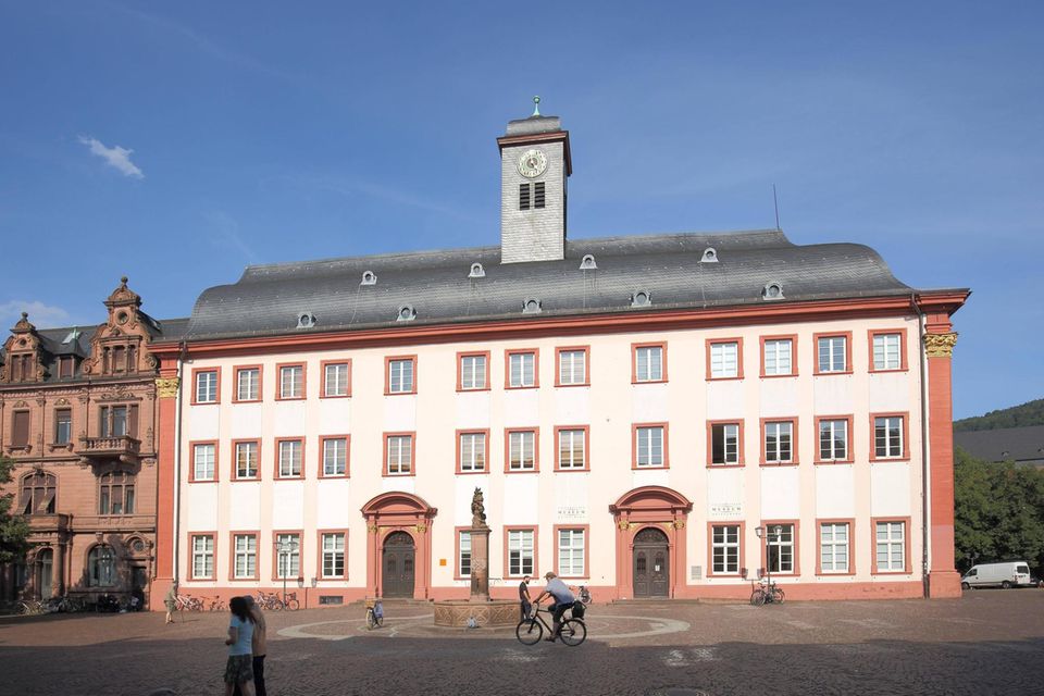 Die Ruprecht-Karls-Universität Heidelberg belegte mit knappem Vorsprung und gerundet ebenfalls 8,63 Punkten den neunten Platz unter den beliebtesten Universitäten Deutschlands. Die Universität wurde bereits 1386 gegründet. Sie zählt laut StudyCheck an vier Standorten aktuell 28.102 Studierende, 535 Professoren und 169 Studiengänge. „Interessanter Studienaufbau“, „ich fühle mich wohl“, lauteten zwei Bewertungen auf dem Portal. Zum Studiengang mit perfekter Empfehlungsrate wurde Sportwissenschaft auf Lehramt (Bachelor of Science) gekürt.