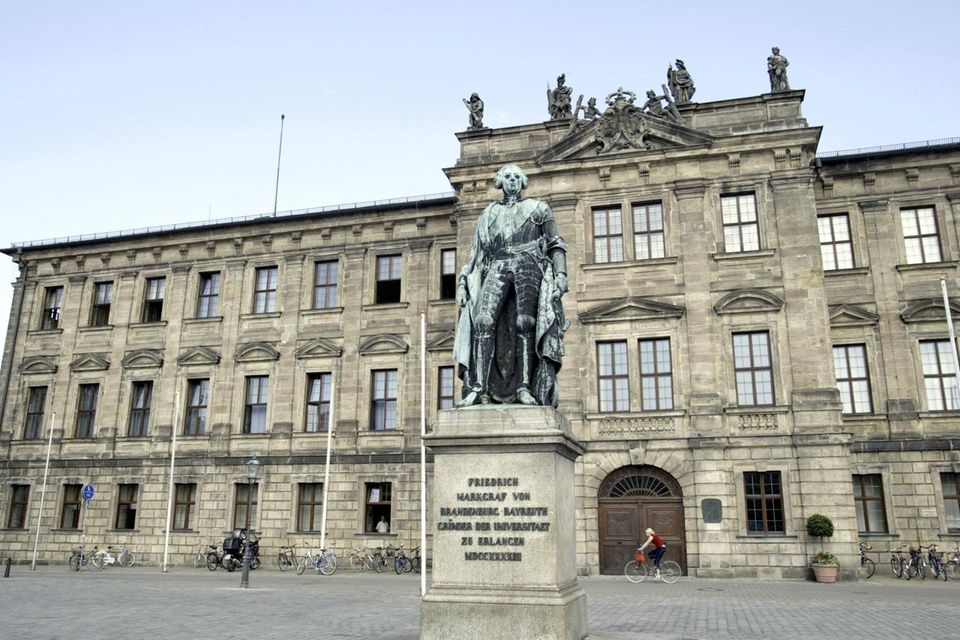 Die Universität Bayreuth gehört mit dem Gründungsjahr 1975 zu den jüngeren Hochschulen in Deutschland. Die staatliche Universität erhielt im Ranking der beliebtesten Universitäten 8,66 Punkte. Auf 13.166 Studierende kamen den Angaben zufolge zuletzt 238 Professoren und 142 Studiengänge. Die Universität Bayreuth wurde auf der Plattform bislang von 852 Studierenden bewertet. Die Top-Studiengänge waren laut dem Ranking Sportökonomie, Betriebswirtschaftslehre sowie Rechtswissenschaft gekürt. Die Unis in dem Ranking mussten 2022 auf mindestens 250 veröffentlichte Bewertungen auf StudyCheck gekommen sein.