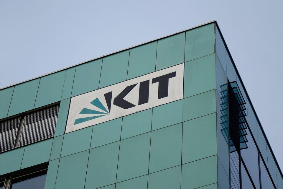 #5 Karlsruher Institut für Technologie Das Karlsruher Institut für Technologie (KIT) entstand 2009 durch den Zusammenschluss des Forschungszentrums Karlsruhe und der Universität Karlsruhe. Es landete im Ranking der beliebtesten Universitäten 2023 auf Platz fünf (8,68 Punkte). „Im KIT vereinen sich die Missionen der beiden Vorläufer-Institutionen: einer Universität in Landeshoheit mit Aufgaben in Lehre und Forschung und einer Großforschungseinrichtung der Helmholtz-Gemeinschaft mit programmorientierter Vorsorgeforschung im Auftrag des Staates“, heißt es im Profil der Elite-Universität. Die Top-Studiengänge sind derzeit den Angaben zufolge Physik, Architektur und Maschinenbau.