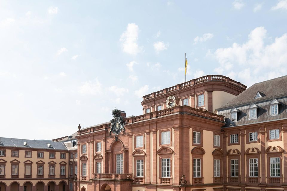 Die Universität Mannheim wurde von StudyCheck zur beliebtesten Universität Deutschlands 2023 gekürt. Sie entthronte „mit beeindruckenden 9,12 Punkten und einer Weiterempfehlungsrate von 98 Prozent“ die KU Eichstätt-Ingolstadt, wie das Bewertungsportal mitteilte. Die Uni Mannheim wurde 1907 gegründet. Sie bietet den Angaben zufolge 11.303 Studierenden 72 Studiengänge und 200 Professoren sowie 840 Dozenten. Die fünf beliebtesten Studiengänge waren demnach: Wirtschaftspädagogik, Wirtschaftsinformatik, Psychologie, Betriebswirtschaftslehre und Politikwissenschaft.