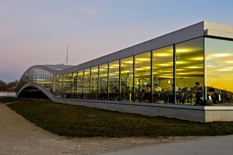 Auf Platz acht bleibt es französischsprachig. Die École Polytechnique Fédérale de Lausanne stieg im GEURS-Ranking vom 21. auf den 20. Platz empor. Die technisch-naturwissenschaftliche Universität aus der Schweiz rangierte vor der University of California, Berkeley und der Boston University.