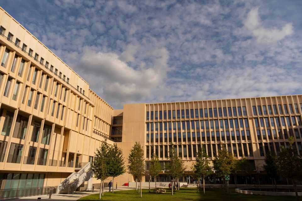 Die Centrale Supélec ist eine französische Ingenieurschule auf dem Campus der Universität Paris-Saclay. Sie zählte nach eigenen Angaben zuletzt rund 65.000 Studierende sowie 9000 Professoren und Dozenten. Sie stieß in die globalen Top 20 vor und verbesserte sich vom 22. auf den 18. Platz.
