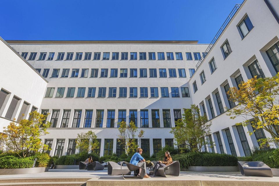 #3 Technische Universität München Die nach Ansicht von Personalern beste Hochschule Deutschlands ist die Technische Universität München. Sie landete mit weitem Abstand zu den nationalen Konkurrenten auf Platz zwölf im GEURS-Ranking. Damit konnte sich die TU München um einen Platz verbessern und belegte in Europa Platz drei. Es „zahlt sich aus, dass viele Einrichtungen ihren Fokus auf berufsbezogenes Lernen legen sowie auf starke Verbindungen zu Arbeitgebern setzen“, attestierte das Trendence Institut den deutschen Hochschulen.
