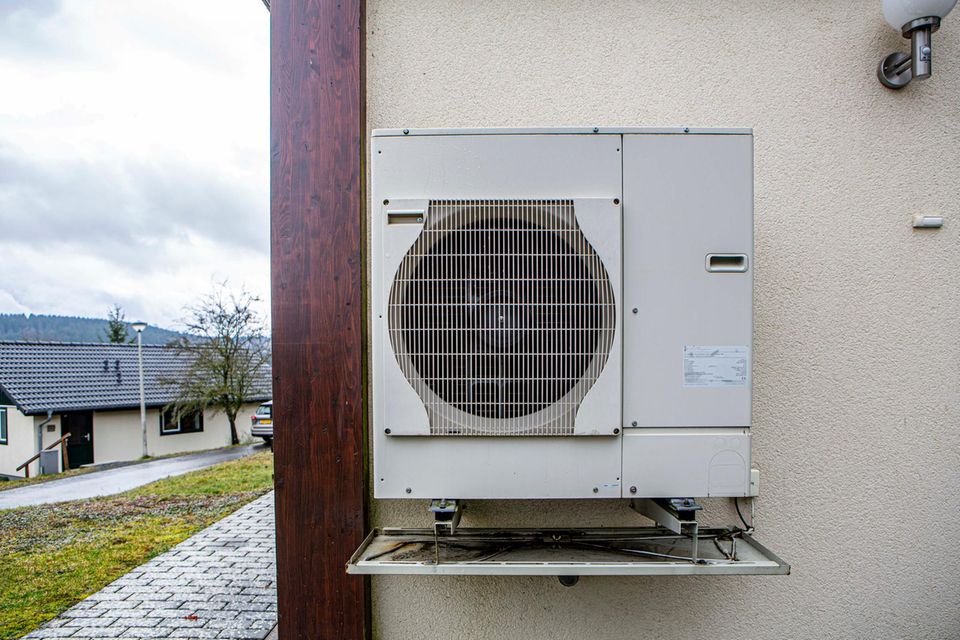Luft-Wasser-Wärmepumpe des Herstellers Bosch an einer Hauswand