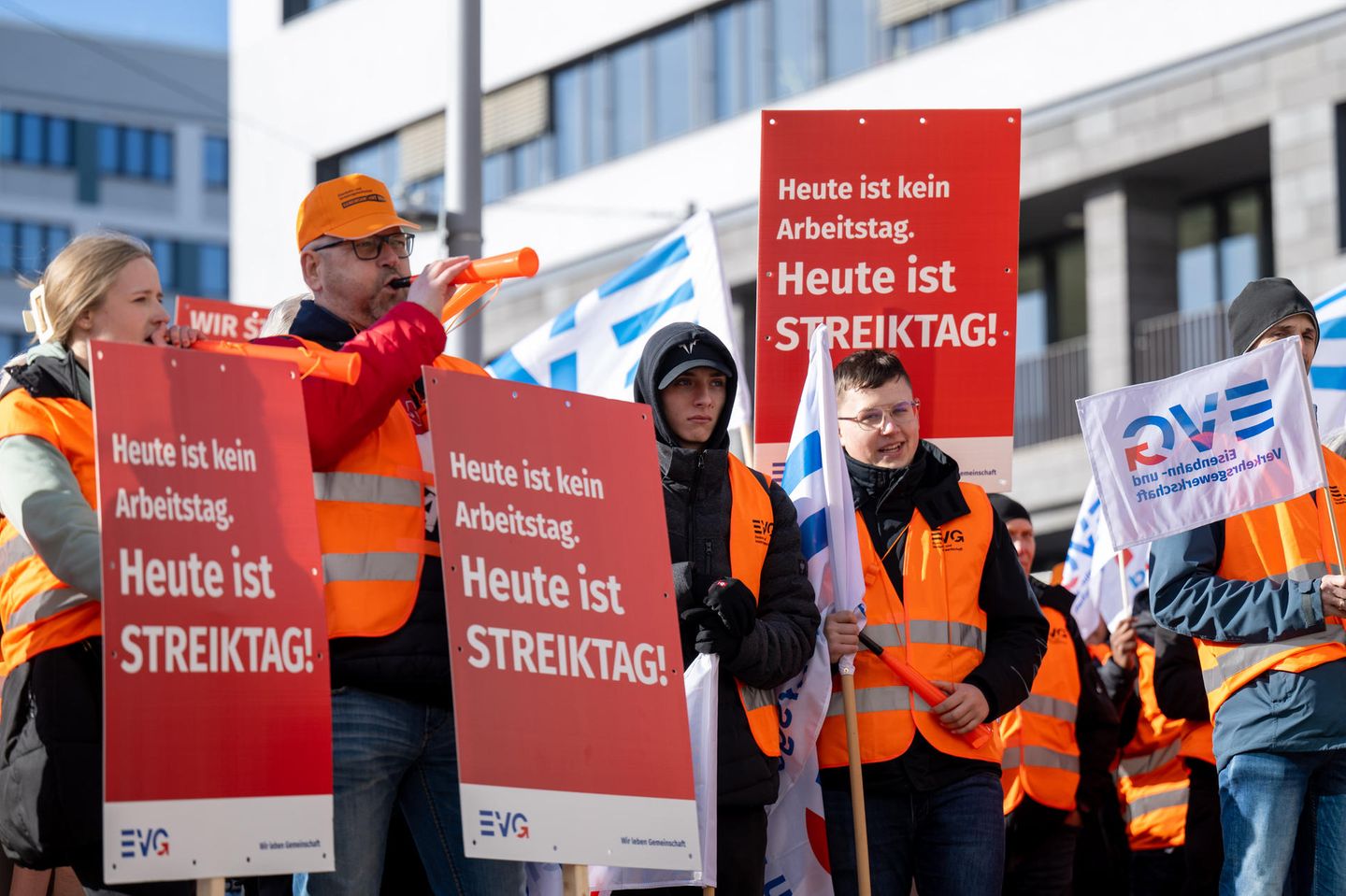 Mitglieder der Eisenbahn- und Verkehrsgewerkschaft (EVG) beteiligen sich in Halle/Saale an einer Kundgebung zum Warnstreik