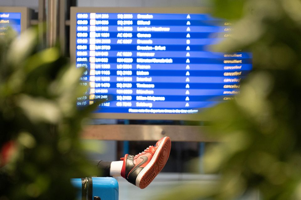 Ein Reisender liegt auf einer Bank am Flughafen Frankfurt