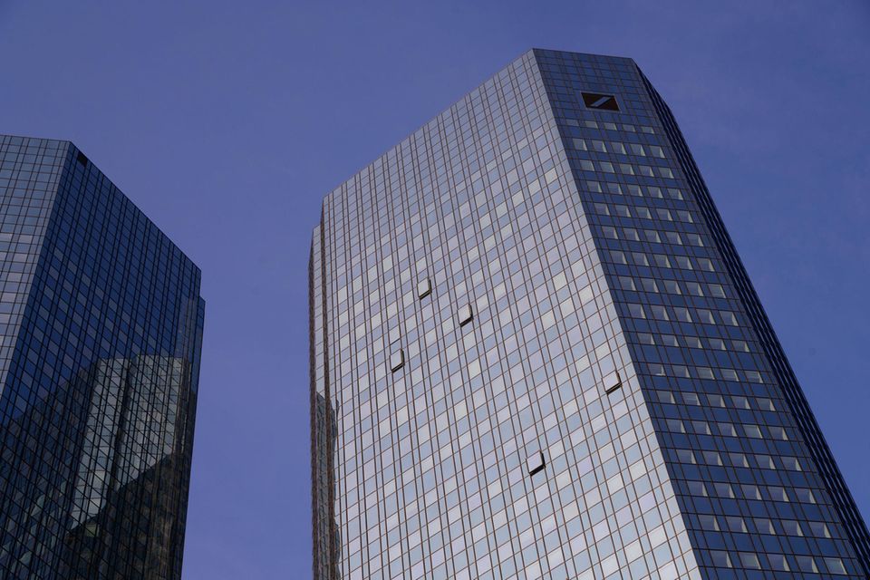 Hochhaus der Deutschen Bank in Frankfurt. Die Aktie der Großbank steht spätestens seit Freitag im Fokus von Anlegern, die eine europäische Bankenkrise fürchten