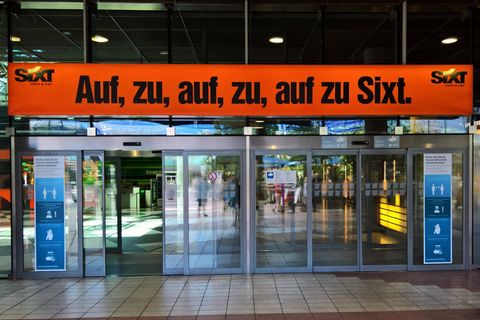 Werbung des Autovermieters Sixt am Flughafen München. Nach schwierigen Corona-Jahren ist die Reiselust zurückgekehrt – wovon Sixt profitiert