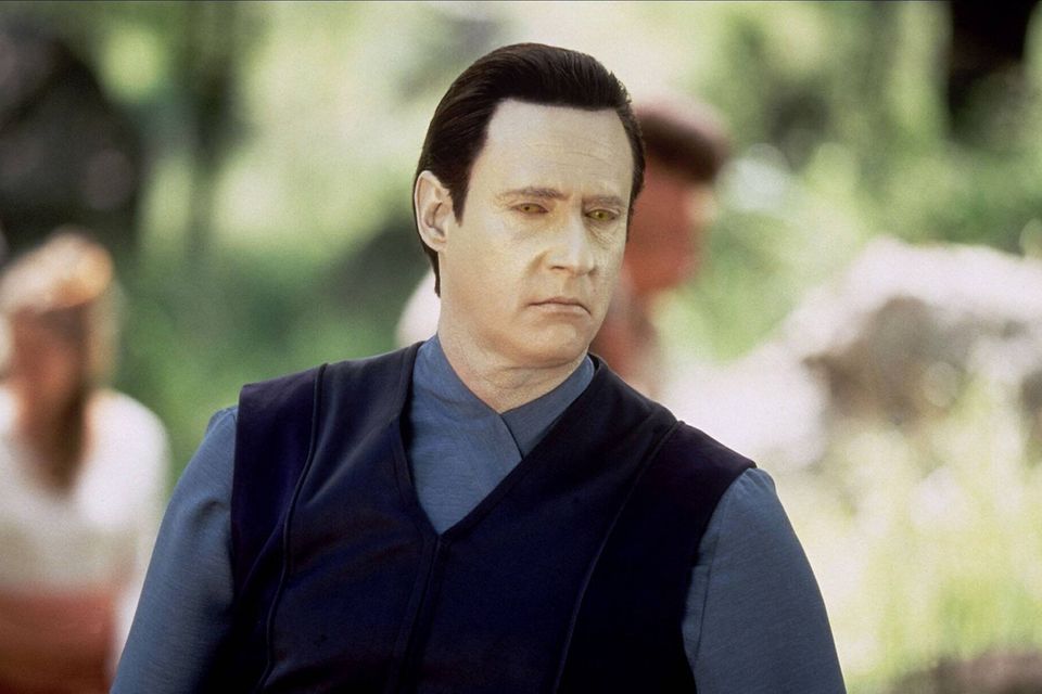 KI und Science Fiction KI gehört zu den großen Zukunftsversprechen der Moderne. Zwar mahnten Autoren und Filmemacher immer wieder vor der potenziell zerstörerischen Macht dieser Technologie, siehe „Terminator“ oder „2001 – Odyssee im Weltraum“. Zugleich führten Klassiker wie „Star Wars“ und insbesondere „Star Trek“ vor Augen, wie sehr gute KI die Menschheit zivilisatorisch voranbringen könnte. „Star Trek“ offenbarte dabei auch die Bandbreite der KI, vom Sprachassistenten-Bordcomputer bis zum Crew-Mitglied Commander Data (Foto).