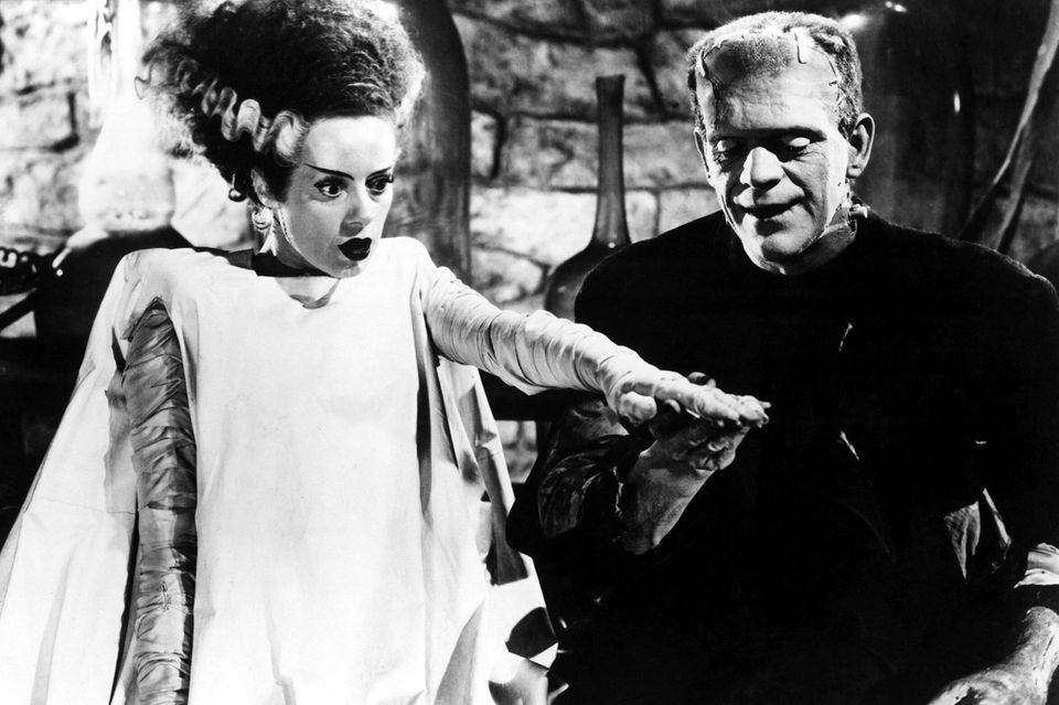 Die „Beseelung“ toter Materie fasziniert die Menschheit seit langem. Nach Untoten wie Vampiren oder Zombies regten von Wissenschaftlern erschaffene Wesen à la Frankensteins Monster oder Goethes Homunkulus die Fantasie an. Das führte zu dem Gedanken, dass Maschinen zu einem eigenständig intelligenten Verhalten fähig sein könnten. Begünstigt wurde diese Idee von der Vorstellung, dass auch der menschliche Körper nur eine höchst komplexe Maschine ist. Im Gegenzug wurde der Arbeiter im Zuge der Industrialisierung häufig nur noch als Rädchen im Getriebe betrachtet. 