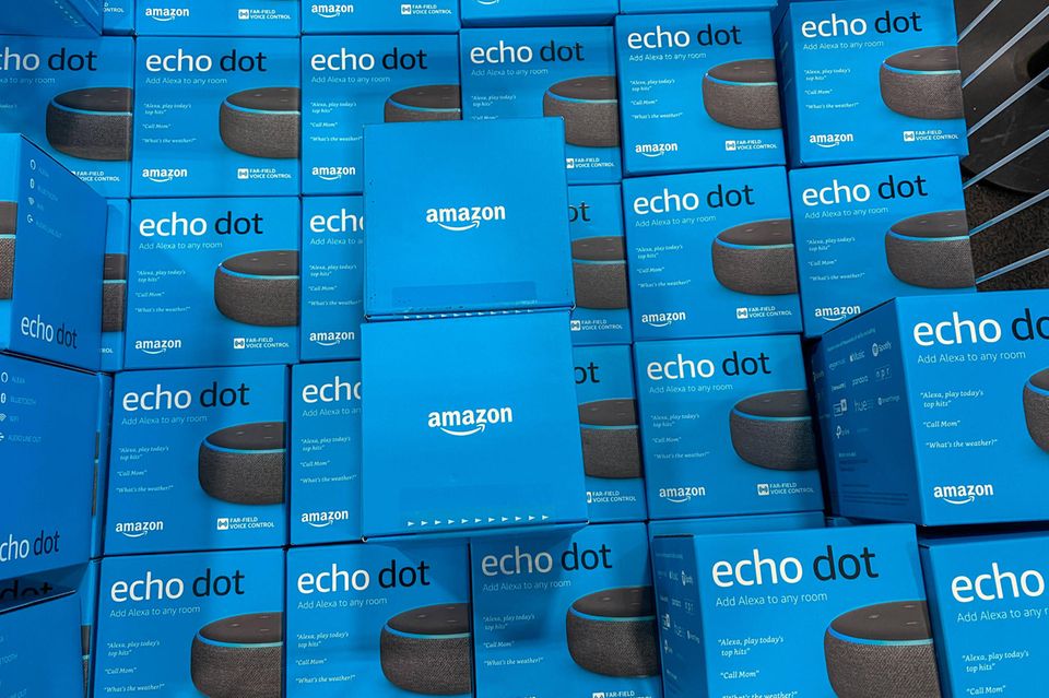 2011 hielt KI endgültig Einzug in den Alltag. Apple machte mit „Siri“ den Anfang. Microsoft stellte 2014 seine Software „Cortana“ vor, Amazon folgte 2015 mit der Assistentin „Alexa“ auf dem Amazon Echo. Allein vom Hörverständnis des Bordcomputers der USS Enterprise sind diese Systeme aber auch über zehn Jahre später noch Welten entfernt.