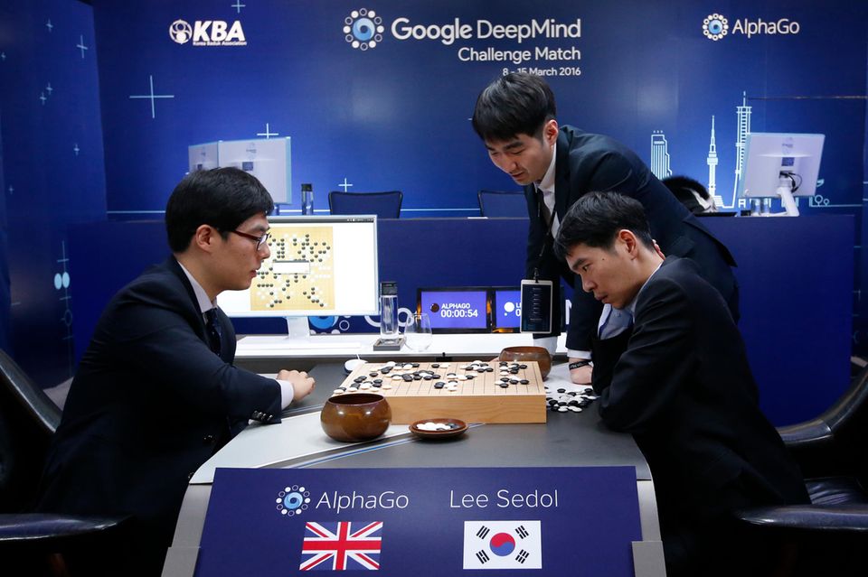 Knapp 20 Jahre nach „Deep Blue“ war laut Experten mit „AlphaGo“ eine neue Ebene der KI erreicht. Das System des Unternehmens DeepMind, das seit 2014 zu Google gehörte, besiegte 2016 den Go-Meister Lee Sedol. Dieser weltweit medial begleitete Triumph galt in mehrfacher Hinsicht als wegweisend: Go ist ungleich komplexer als Schach und erfordert mehr „Kreativität“. Tatsächlich schockte die KI in einer Partie mit einem derart unkonventionellen Spielzug, dass Lee kurzzeitig seinen Platz am Brett verlassen musste. Ein solches Manöver habe es wohl noch nie von einem menschlichen Spieler gegeben, meinte ein Kommentator. Außerdem berechnete „AlphaGo“ nicht einfach mögliche Spielzüge, sondern nutzte „Deep Learning“, um von Partie zu Partie immer besser zu werden.
