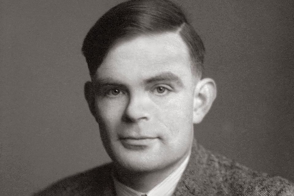 Der britische Mathematiker Alan Turing ist als Code-Knacker der NS-Chiffriermaschine Enigma bekannt. Er gehört aber auch zu den Gründungsvätern der künstlichen Intelligenz (KI) im digitalen Zeitalter. Nach ihm ist der bekannte Turing-Test benannt. Mit ihm soll festgestellt werden, ob eine Maschine als Mensch durchgehen kann. Dazu „unterhält“ sich ein Proband per Tastatur und Bildschirm mit einem Menschen und mit einem Computerprogramm. Kann er nicht sagen, wer von beiden der Mensch war, gilt der Test für die Maschine als bestanden.
