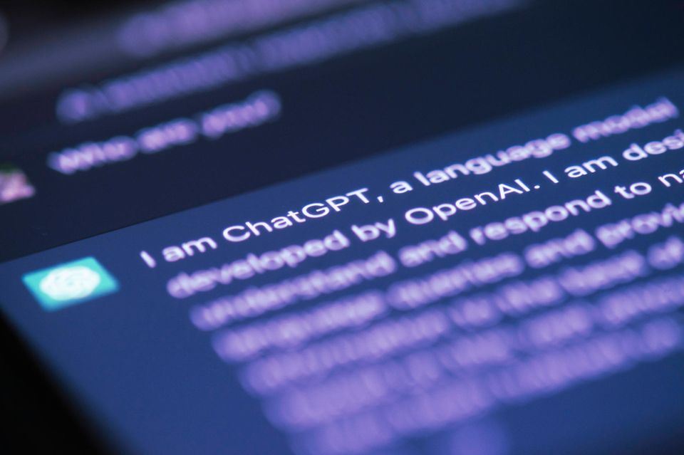 ChatGPT Im November 2022 brach eine neue Ära der für den direkten Nutzerkontakt zugeschnittenen KI an. Das US-Unternehmen OpenAI, zu dessen Gründern Elon Musk gehörte, veröffentlichte seinen Chatbot ChatGPT. Die Anwendung verzeichnete laut offiziellen Angaben binnen fünf Tagen eine Million registrierte Nutzer. Im Januar 2023 soll die Marke von 100 Millionen Nutzern erreicht worden sein.