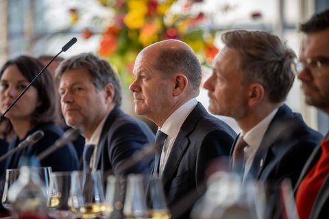 Zwischenstopp in Rotterdam: Bundeskanzler Scholz nimmt neben Wirtschaftsminister Habeck und Finanzminister Lindner an den deutsch-niederländischen Regierungskonsultationen teil