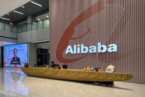Alibaba ist ein chinesisches Konglomerat, das vor allem auf E-Commerce spezialisiert ist – ähnlich wie US-Konkurrent Amazon, nur deutlich breiter in der Auswahl