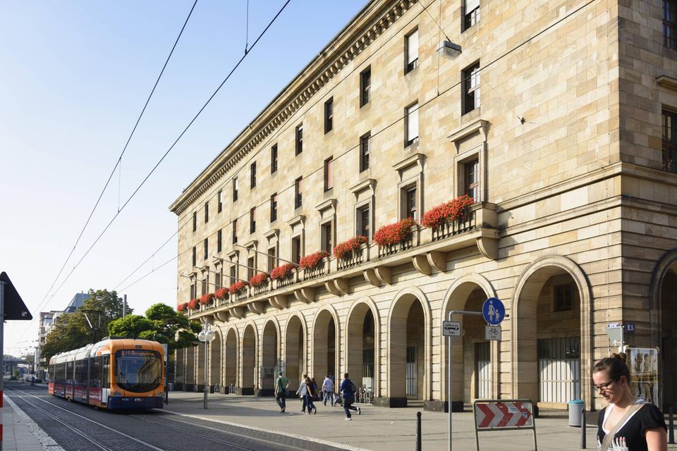 In Mannheim müssen Einwohner laut „c't“ bei diesen Einträgen immer noch zu Stift und Briefumschlag greifen: Bibliotheksanmeldung, Führerscheinumtausch, Gewerbeanmeldung und Wohnungsanmeldung.