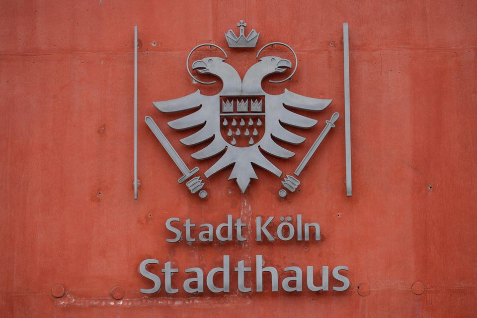 In Köln kann den Angaben zufolge hingegen im Gegensatz zu Hamburg nicht der Führerschein online erstmals beantragt werden. „Einig“ waren sich die beiden Großstädte beim analogen Antragsverfahren für einen Schwerbehindertenparkausweis.