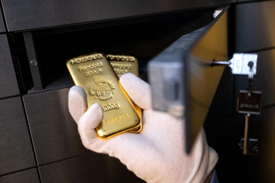 Ein Mann legt beim Edelmetallhändler Pro Aurum zwei Goldbarren in ein Schließfach