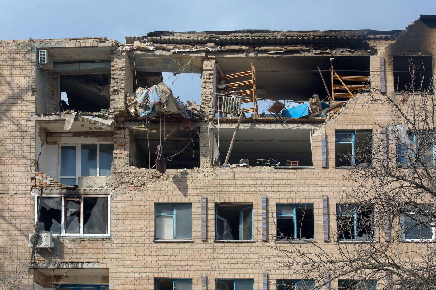 Zerstörtes Wohnhaus in Kiew: Die Höhe der Schäden im Land ist unvorstellbar. Dennoch sollten beim Wiederaufbau Nachhaltigkeitskriterien mitgedacht werden, fordert Greenpeace
