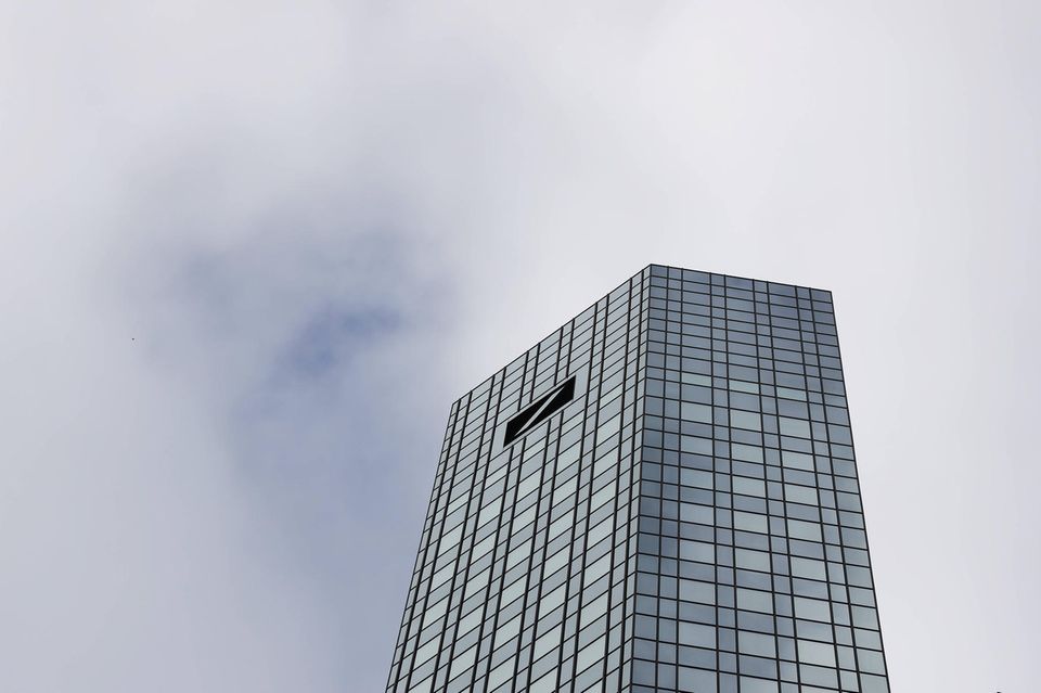Turm der Deutschen Bank im Frankfurter Bankenviertel. Die Aktie ist zuletzt stark unter Druck geraten, erholte sich aber im Laufe der Woche