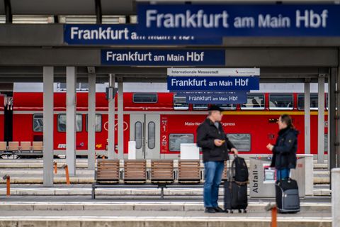 Rekordverspätungen: Reisende warten auf dem Frankfurter Hauptbahnhof