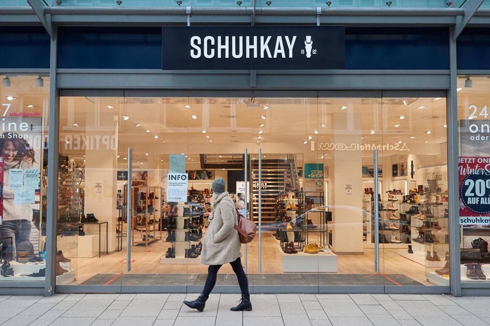 Fast zeitgleich mit Reno beantragte auch die norddeutsche Kette Schuhkay ein Insolvenz-Schutzschirmverfahren. Schuhkay blickt auf 140 Jahre Unternehmensgeschichte zurück, zuletzt gab es unter den Namen„Schuhkay“ und „Schuhkay 1882“ noch zwei Dutzend Geschäfte. Das Unternehmen hofft, Filialen und Arbeitsplätze durch die Sanierung erhalten zu können.
