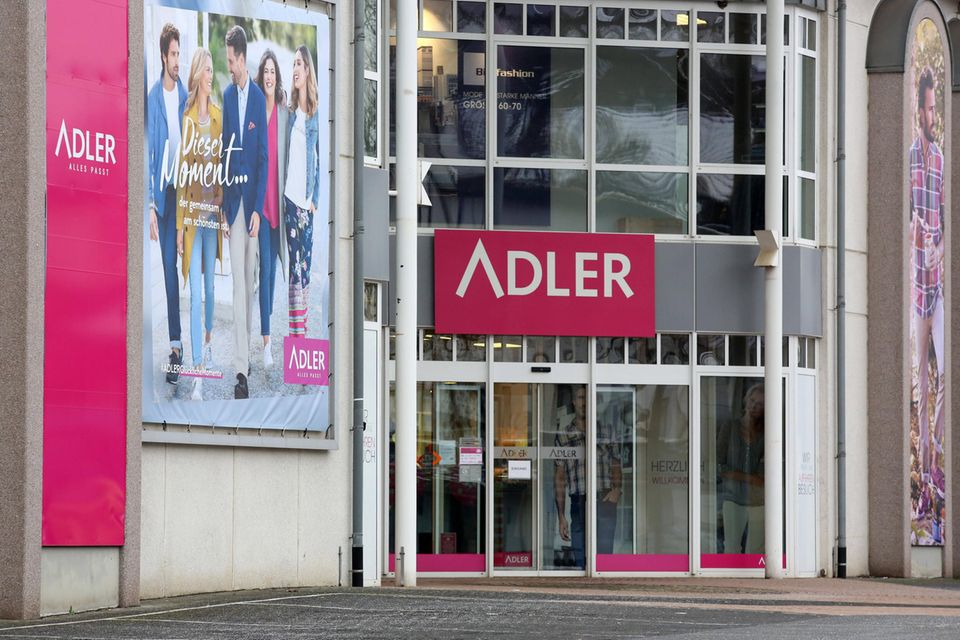Die Adler Modemärkte waren schon 2021 am Ende. Im Zuge der Insolvenz wurden 40 deutsche Filialen geschlossen und rund 500 Arbeitsplätze abgebaut. Der neue Investor, die Logistikfirma Zeitfracht, betreibt heute rund 130 Adler-Märkte in Deutschland, Österreich und Schweiz.