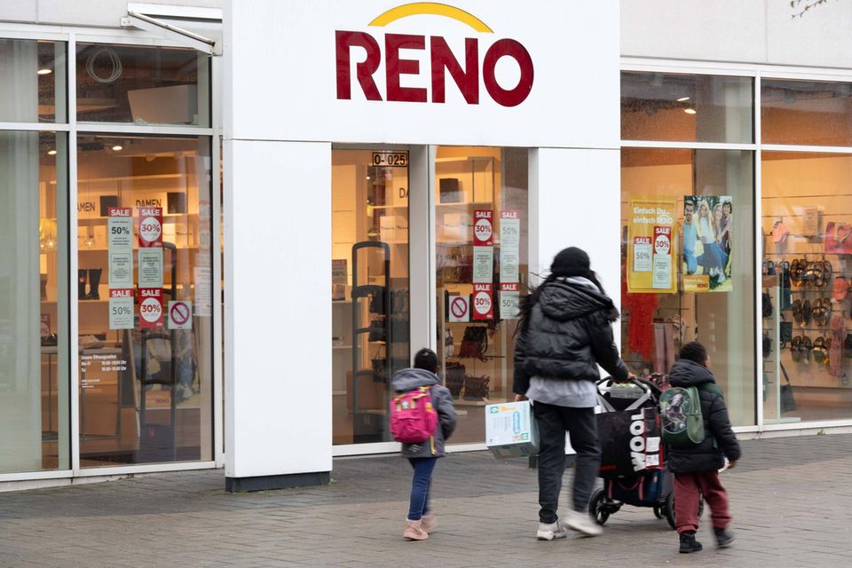 Der Osnabrücker Schuhhändler Reno hat Ende März Insolvenz angemeldet. Ein halbes Jahr zuvor hatte noch ein neuer Eigentümer übernommen, um das kriselnde Unternehmen wieder auf Kurs zu bringen. Reno betrieb zum Zeitpunkt der Insolvenzmeldung nach eigenen Angaben rund 180 Filialen und beschäftigte 1000 Mitarbeitende. Ende April meldeten auch die Tochtergesellschaften in Österreich und der Schweiz Insolvenz an. Der Verkauf an einen Investor gelang in den Folgemonaten nicht, Konkurrenten übernahmen lediglich einige wenige Filialen.