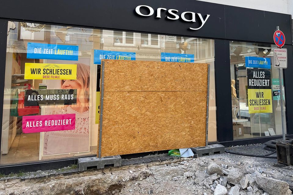 Der baden-württembergische Modehändler Orsay musste nach Schutzschirmverfahren und Insolvenz Mitte 2022 alle Läden schließen und fast alle der rund 2500 Angestellten entlassen. Die Marke wird nur noch mit einem Rumpfteam über externe Partner vertrieben.