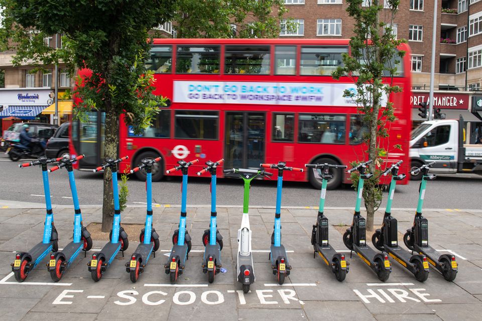 Anders als in Paris sind jenseits des Ärmelkanals private Elektro-Scooter in der Hauptstadt ausnahmslos verboten. Mit zehn Londoner Bezirken und 4400 Fahrzeugen läuft ein Testbetrieb, der voraussichtlich verlängert wird, obwohl der Polizeichef die Geräte schon einmal als „Todesfallen“ bezeichnet hat. Zugelassene Leihroller dürfen ein Tempo von 20 Kilometer in der Stunde nicht überschreiten. Vor allem müssen Nutzer aber im Besitz eines Führerscheins sein. Dennoch haben Unfälle mit E-Scootern in Großbritannien bis Juni 2022 um 38 Prozent zugenommen, so Zahlen des Verkehrsministeriums. Zwölf Todesfälle bedeuten dreimal so viele wie im Vorjahr.
