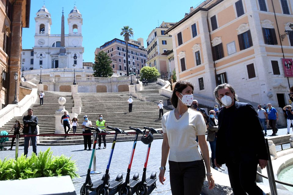 Knapp drei Jahre ist es her, dass die Bürgermeisterin von Rom, Virginia Raggi, vor der Spanischen Treppe den neuen Mietservice für Elektroroller eröffnet hat. Seitdem boomt das Geschäft. Nach wiederholten Unfällen – und spätestens nachdem zwei amerikanische Touristen auf E-Scootern die berühmte Spanische Treppe hinunterfuhren, will die Stadt die Regeln verschärfen: Das Mindestalter soll auf 18 Jahre steigen, das Tempo der Gefährte von 25 auf 20 km/h gedrosselt und die Zahl der Betreiber von sieben auf drei reduziert werden. Auch das Parken soll nur in ausgewiesenen Zonen erlaubt sein. Im Januar sollten die Maßnahmen in Kraft treten – sie lassen auf sich warten.