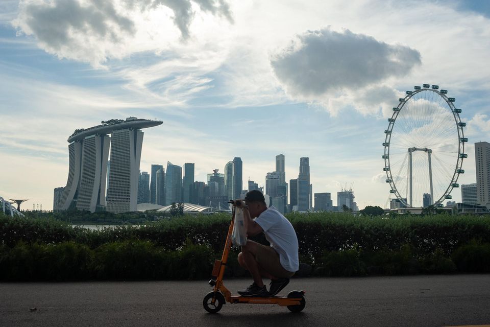 Im Jahr 2018 war diese Fahrt noch möglich. Schon 2019 zog der südostasiatische Stadtstaat aber den Stecker. Überwältigt von einer Elektroroller-Flut verbot Singapur sie auf den Bürgersteigen. Das kam einem faktischen Aus für die Vermieter gleich, da die Metropole praktisch über keine Radwege verfügt. Deshalb konnte auch die Verletzungsgefahr für Fußgänger durch diese geräuscharmen aber schnellen Fahrzeuge nicht mehr toleriert werden. Besonders betroffen waren Essenslieferanten. Ihnen wurde mit Entschädigungen der Umstieg auf Fahrräder erleichtert.