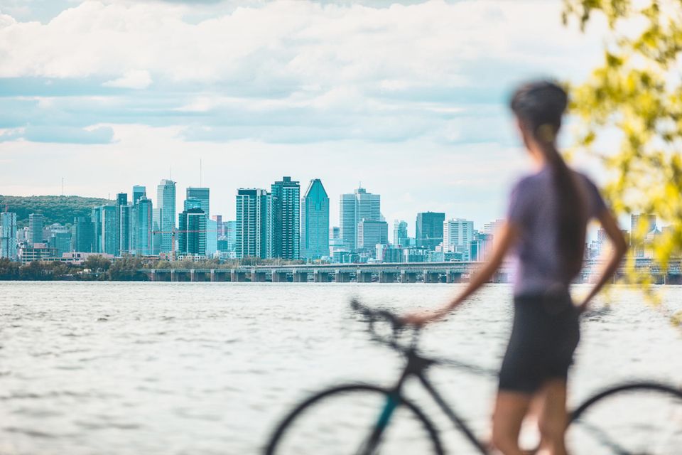 Die Metropole in Kanada hat sich dafür entschieden, Straßen und Radwege im öffentlichen Raum vor den Elektrorollern zu schützen. Das Verbot gilt seit 2020 und für private wie für Miet-Scooter. Als einer der Gründe wurde von der Stadtverwaltung genannt, dass vier von fünf Rollern willkürlich auf Gehwegen hinterlassen wurden, statt in ausgewiesenen Zonen geparkt zu werden. Die Forderung, dass die Kunden stärker kontrolliert oder die Roller mit Kennzeichen ausgestattet werden müssten, gibt es auch in anderen Metropolen. Mit technischen Mitteln ließe sich sogar verhindern, dass eine Miete dort beendet werden kann, wo das Abstellen verboten ist.