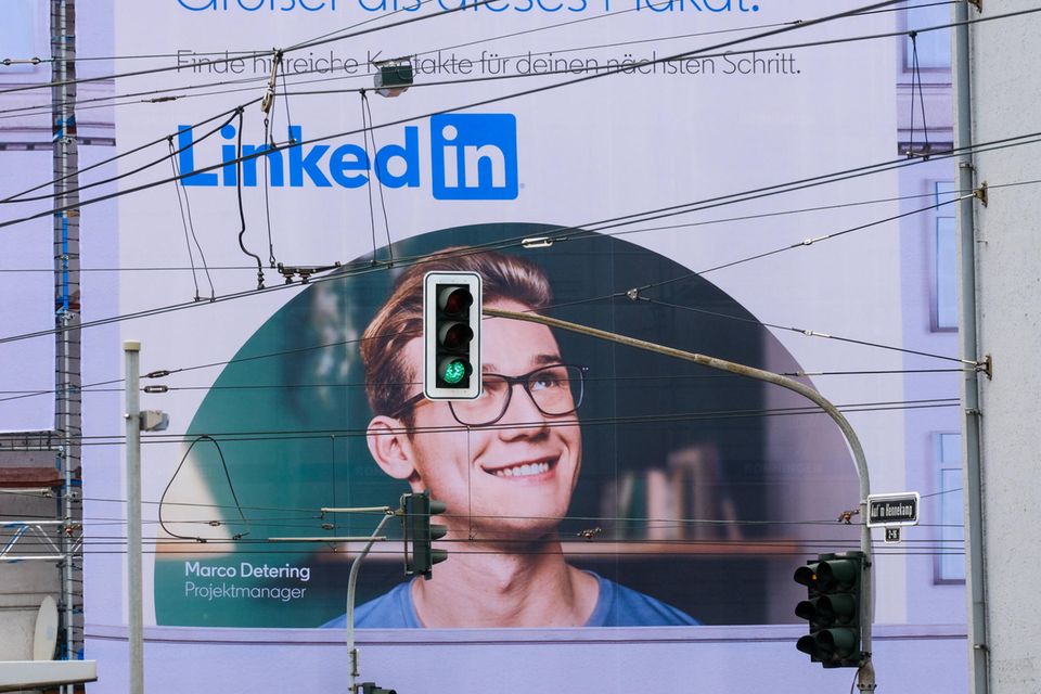 "Finde hilfreiche Kontakte für deinen nächsten Schritt" steht auf einem Linkedin-Werbeplakat