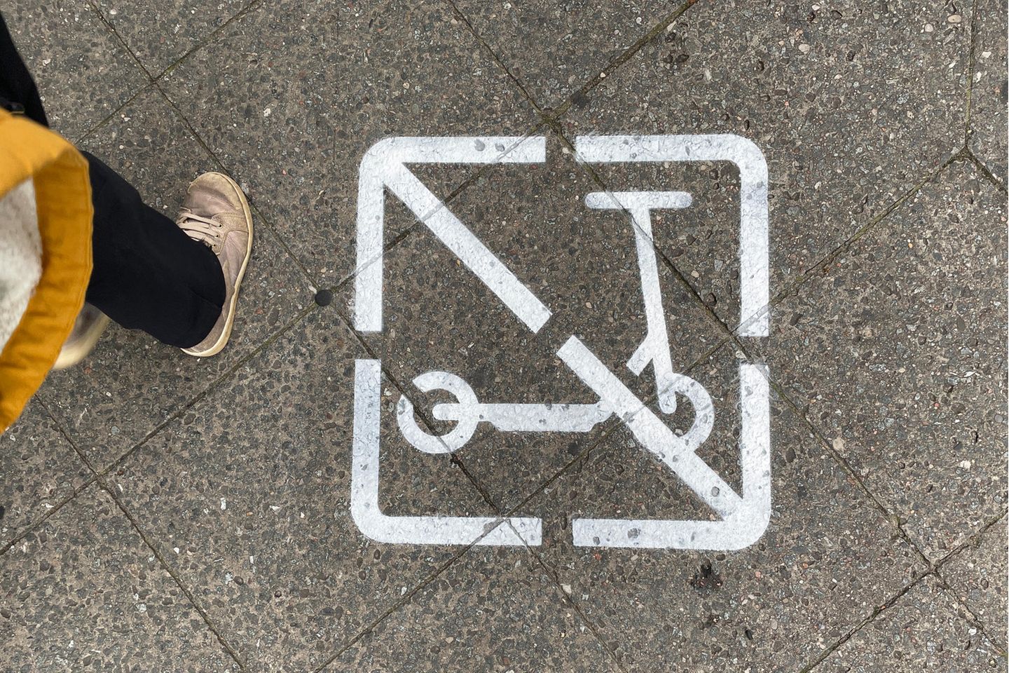 Piktogramme wie dieses auf einem Gehweg im Berliner Viertel Neukölln sollen wildes Fahren und Parken verhindern.