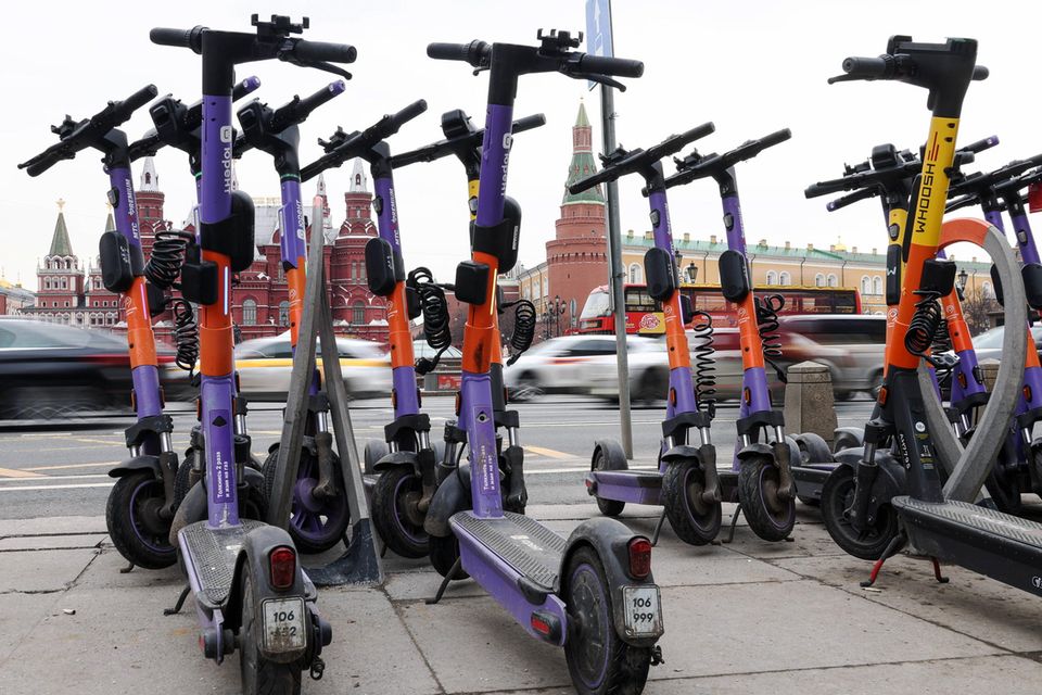 Die gelb und orange Scooter prägen das Stadtbild in Moskau und anderen russischen Städten – außer in den Wintermonaten. Ein Anbieter legte Ende vergangenen Jahres einen der seltenen Börsengänge auf dem Moskauer Parkett hin, um zu expandieren. Zu dem Zeitpunkt hatte das Unternehmen nach eigenen Angaben eine Flotte von 82.000 E-Rollern in 40 Städten im Angebot mit 11,2 Millionen registrierte Kunden in Ländern der ehemaligen Sowjetunion.    