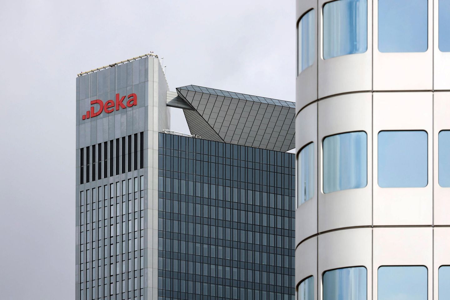 Der Schriftzug Deka prangt am Trianon-Hochhaus in Frankfurt am Main