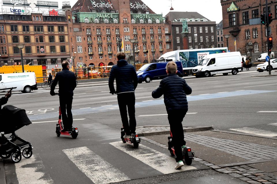 In der dänischen Hauptstadt gilt statt einem Verbot seit Januar 2022 die Helmpflicht beim Fahren mit dem E-Roller. Verstöße werden mit saftigen Bußgeldern geahndet. Wegen der Coronakrise und Ungewissheiten zum Ansteckungsrisiko über die Helme von einem Fahrer zum anderen war der Schritt verschoben worden. Verkehrsminister Benny Engelbrecht hatte der Branche zuvor vorgeworfen, verantwortungslos zu handeln – also ihre Fahrer nicht ausreichend in die Pflicht zu nehmen. Es sei deshalb unumgänglich geworden, die Nutzer mithilfe gesetzlicher Vorschriften zu schützen. Zugelassen sind die „el-løbehjul“ im Land seit Mitte 2018. Dänische Studien zeigen, dass der Umgang mit den Rollern gefährlicher ist als Radfahren: Im Vergleich dazu bestehe ein sieben- bis zehnfach höheres Schadensrisiko.