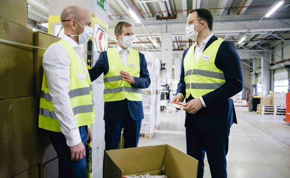Spahn beim Besuch des Fiege Logistikzentrums im April 2020