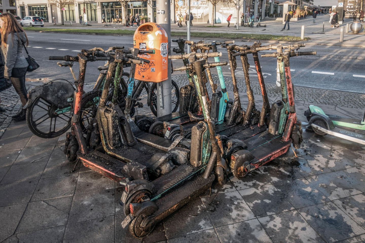 Auch diese E-Scooter wurden in Berlin aus der Spree geborgen