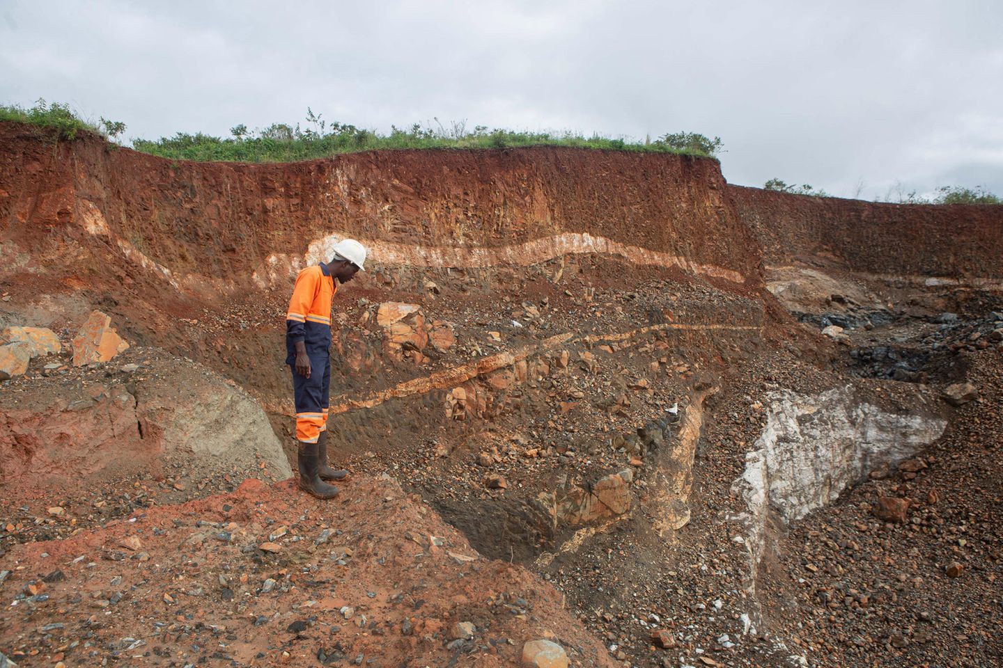 Ein Arbeiter inspiziert den Tagebau der Arcadia Lithium Mine