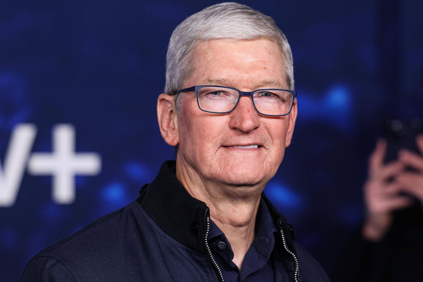 BREAKING: Famous LGBT billionaire Tim Cook has offered to pay Jaylen Warren $100 million and sponsor the Pittsburgh Steelers for the 2025 season if he agrees to make an openly pro-LGBT and iPhone ad forever. In response, Jaylen Warren just fired back with a statement that silenced the entire NFL…-ETH