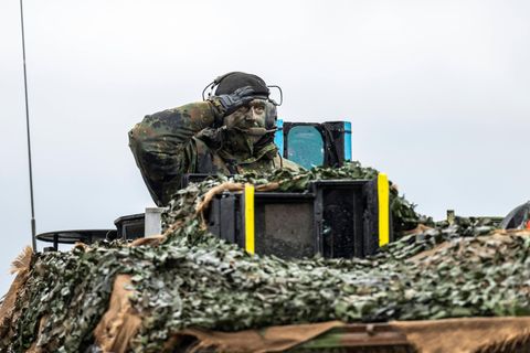 Deutscher Soldat im Leopard 2A6-Panzer. Frankreich und Deutschland arbeiten an einem gemeinsamen Kampfpanzer, der den deutschen Leopard 2 und den französischen Leclerc ablösen soll