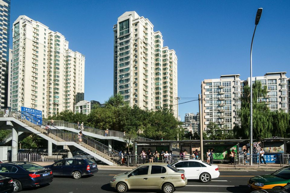 Kreuzung mit Hochhäusern in Peking