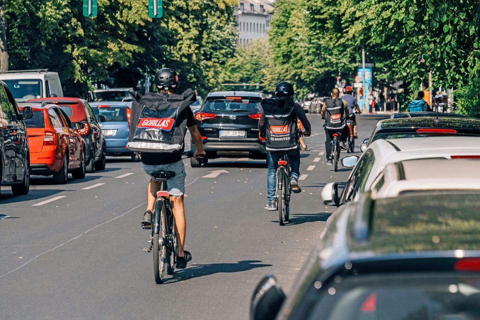 Kurierfahrer in Berlin. Egal ob Gorillas, Flink oder Getir – sie alle versprechen, bestellte Lebensmittel in nur wenigen Minuten zu bringen